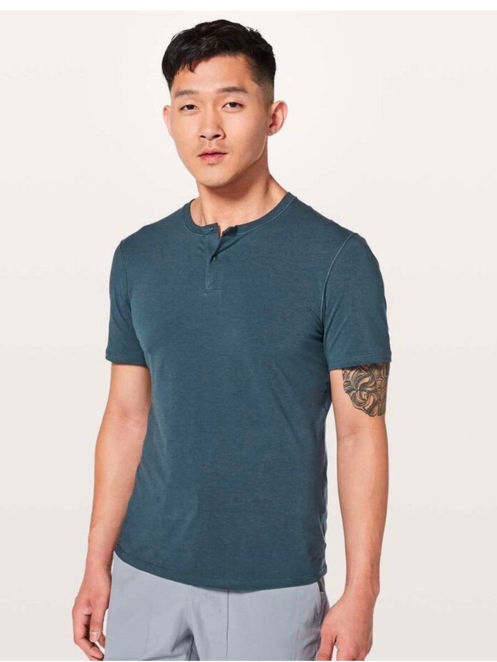 Lululemon Mens Medium 5 Year Basic Short Sleeve Henley Tee Snap Mach Blue